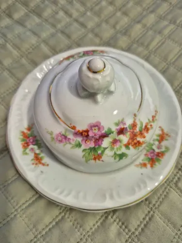 Antiga mantegueira em porcelana