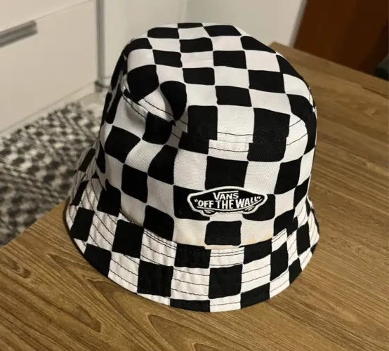 Bucket Vans dupla face R$199,99