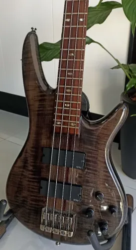 Baixo ibanez com EMG srt800dx