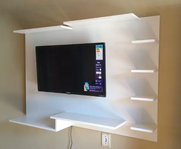 Painel de tv todo branco com prateleiras///