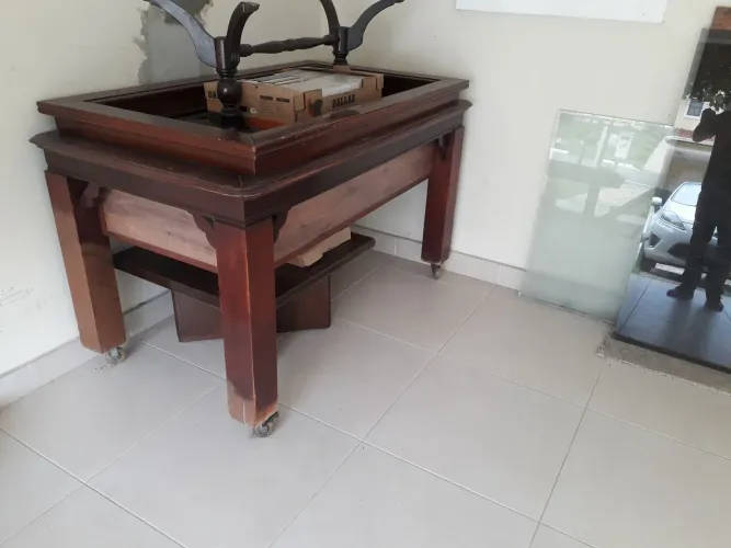 Mesa de multi-jogos em madeira nobre com rodízios de gel