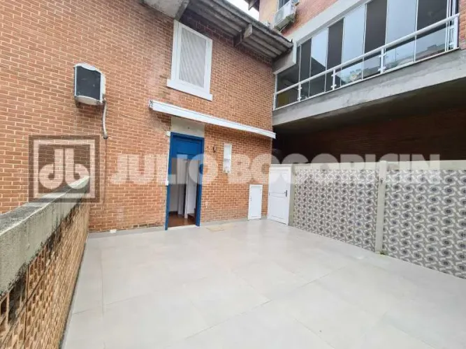 Casa duplex em condominio exclusivo em Botafogo,com jardim privativo,3 quartos(suíte).Um r