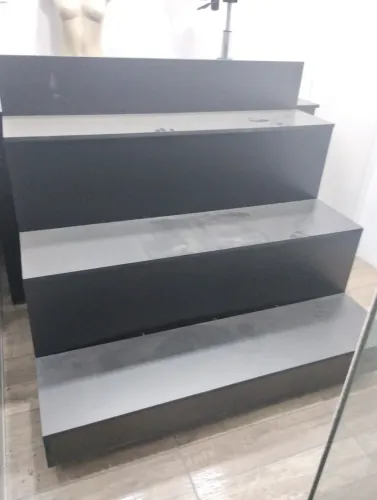 Expositor para vitrine em MDF