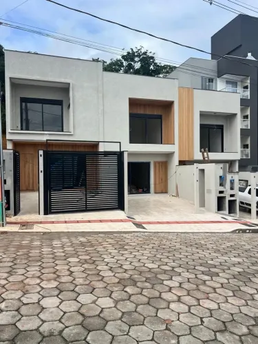 Sobrados à venda ou locação no Residencial Bratislava Camboriú/SC