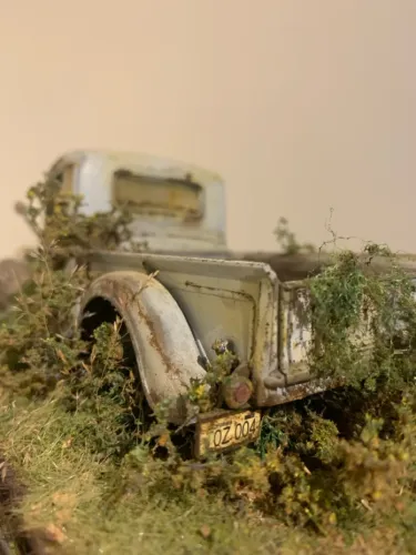 Miniatura de caminhão abandonado