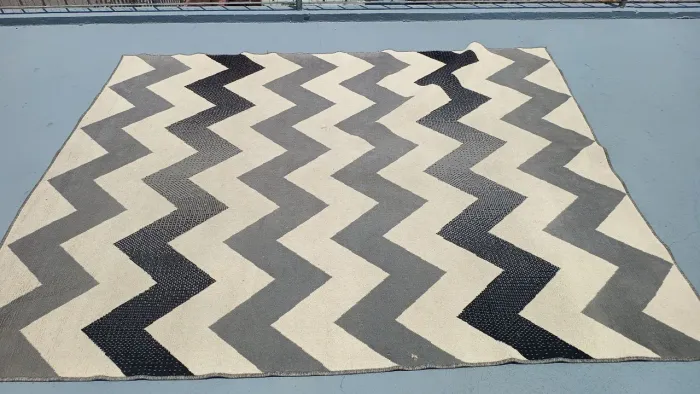 Tapete Chevron Moderno em Tons de Cinza e Branco