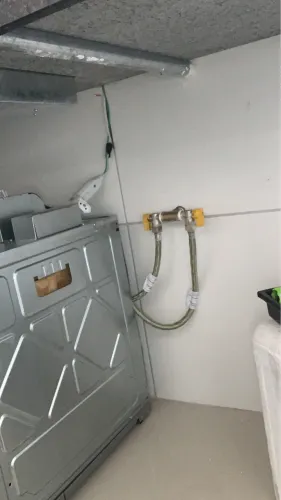 Instalação de mangueira de gás de cozinha