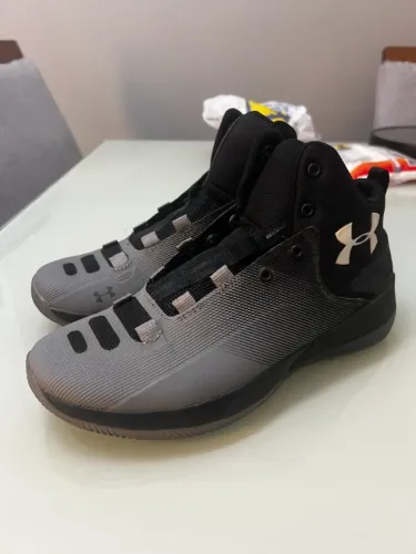 Tênis Under Armour Basquete Masculino Cano Médio Preto/Cinza 40 - Conforto e Estabilidade