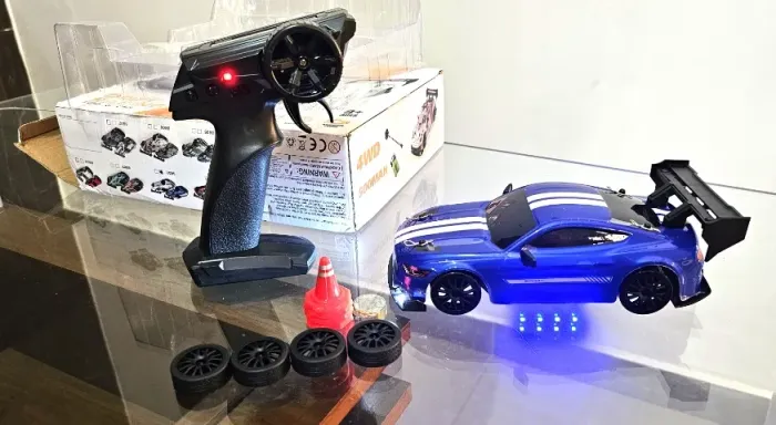 Carrinho de Controle Remoto Super Potente Para Drift 4x4 Farol Led Neon Bateria Recarregáv