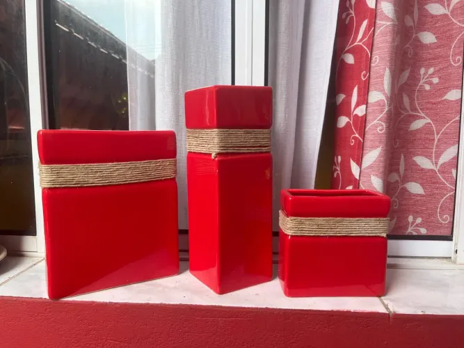 Conjunto de vasos decorativos vermelhos com corda