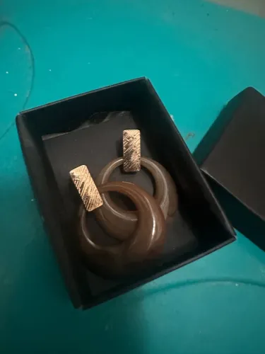 Brincos de argila com detalhes em dourado