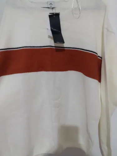 Suéter branco com faixa laranja