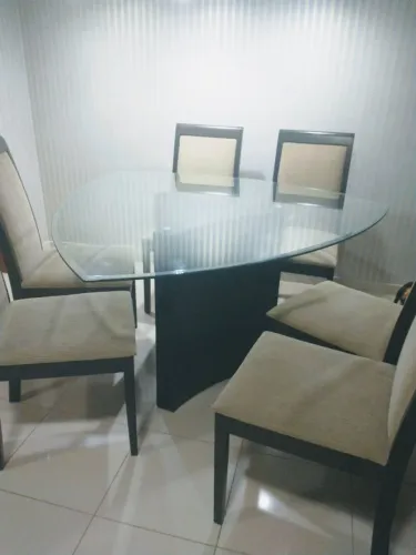 Jogo de mesa com 6 cadeiras 