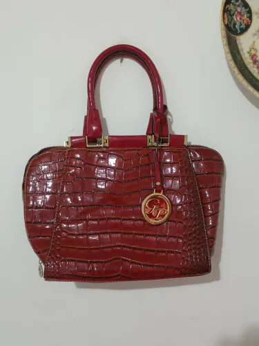 Bolsa de mão vermelha com textura croco