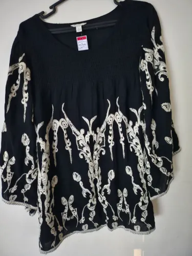 Blusa preta com bordado floral