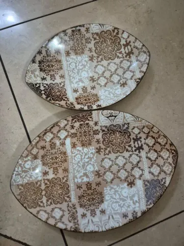 Jogo de pratos oval com detalhes em dourado