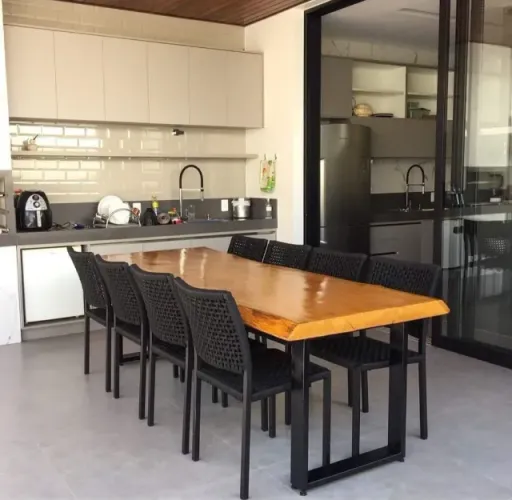 Mesa retangular de madeira e corda náutica