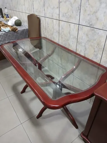 Mesa de madeira com tampo de vidro temperado ótimo estado 