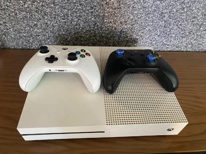 XBOX ONE S - 500GB + 2 CONTROLES + CAIXA ORIGINAL