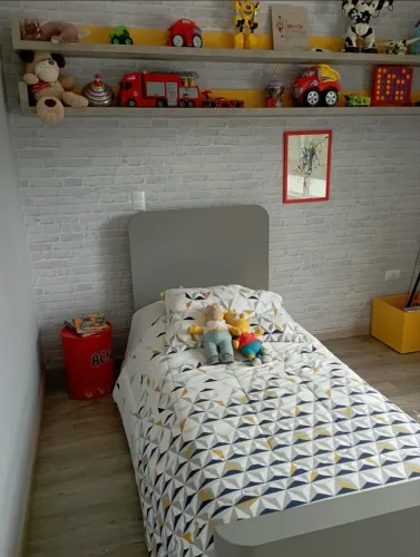 Cama Imbuia laqueada em Cinza 