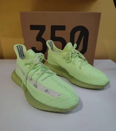 Tênis Yeezy boost glow in the dark