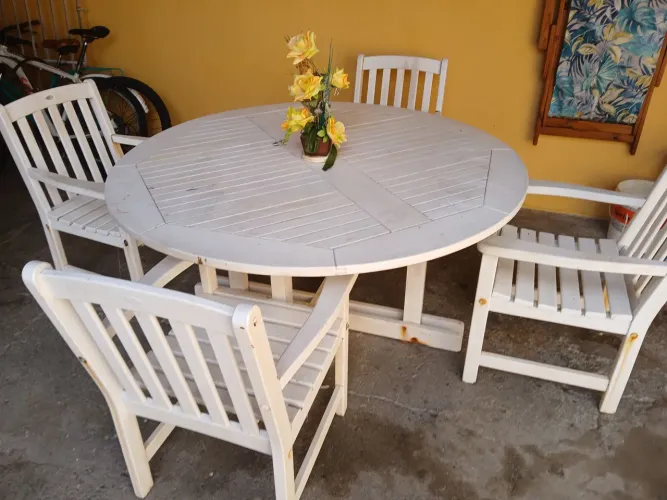 Vendo mesa redonda de madeira