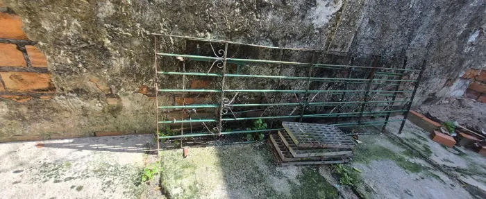 Vende se grades de ferro e peças soltas