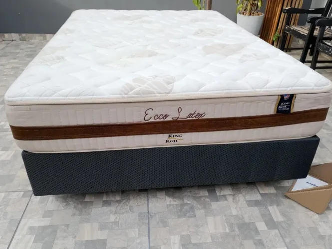 Cama box casal,com BASE NOVA e excelente colchão