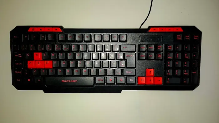 Teclado Gamer Multilaser Slim Vermelho TC242 - Multimídia USB ABNT2