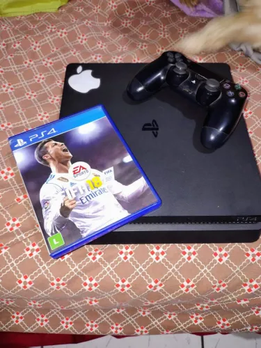 Vende-se Playstation 4 semi novo com 1 controle e um jogo, acompanha todos os cabos