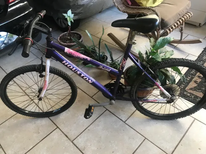 Bicicleta aro 24 huston ótima,com marchas,pneus ótimos,tudo em ordem,só usar