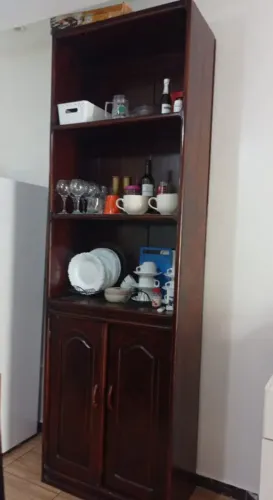 Armário de madeira 
