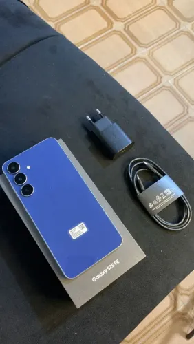 SAMSUNG GALAXY S25 FE AZUL MARINHO,2 MESES DE USO, ESTADO DE NOVO E GARANTIA DE 7 MESES