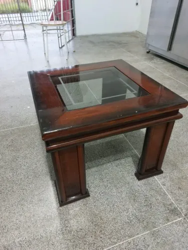 Mesa de Centro Quadrada com Tampo de Vidro - 59x59 cm (Com Detalhe)