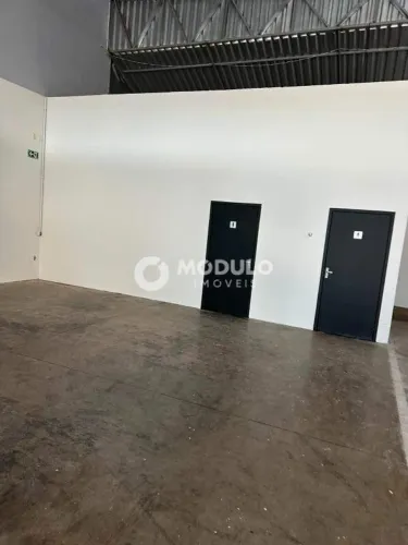 Galpão comercial disponível para locação no bairro Laranjeiras.