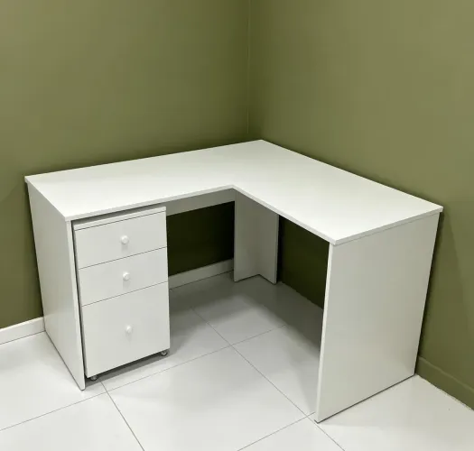 Mesa L com gaveteiro em mdf