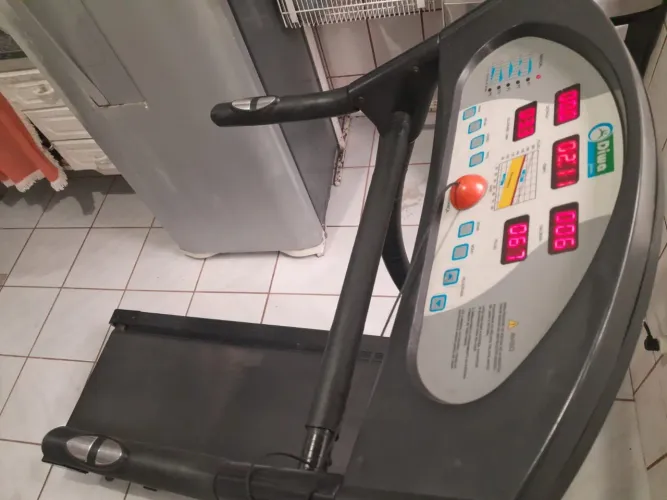 Esteira Diwa Fitness em ótimo estado com pouco tempo de uso.Baixou o preço para vender