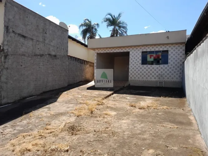 ALUGUEL CASA 3 QUARTOS ÁREA AMPLA NA FRENTE PARA GARAGEM
