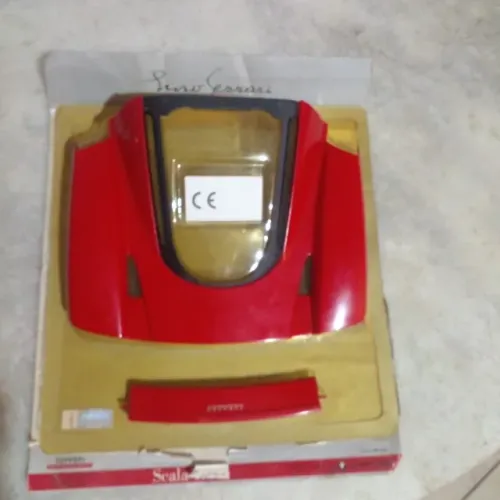 Di Agostini kit de modelo de ferro em escala 1/12 da Tamiya, especificamente o kit Enzo