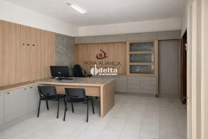 Galpão comercial disponível para locação e venda no bairro São Jorge em Uberlândia-MG