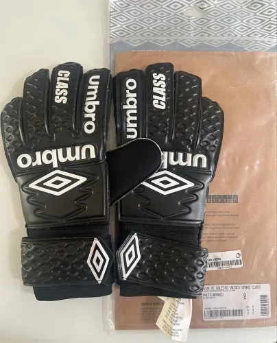 Luva Goleiro Marca Umbro tamanho 8 impecável