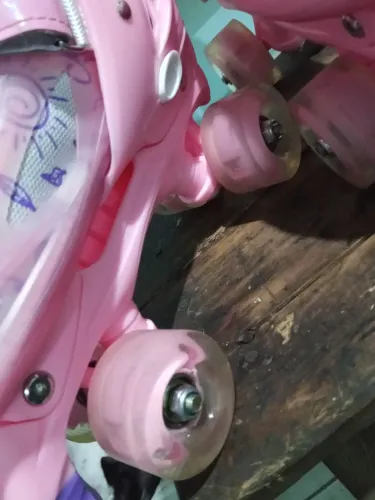 Vendo um patins ,rodas ha vela ,semi novo usado apenas 3 vezes porque ela não conseguiu an