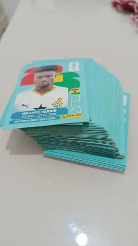 Lote com 120 figurinhas