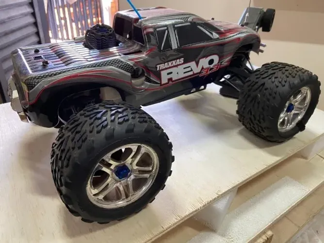 Automodelo Traxxas Revo 3.3 Nitro 1/10 4x4 + acessórios e peças extras