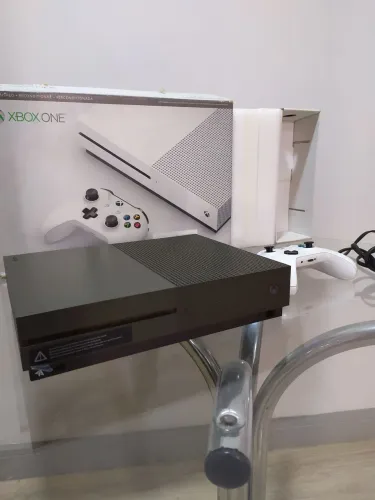 Xbox One S + 2 jogos (disco)