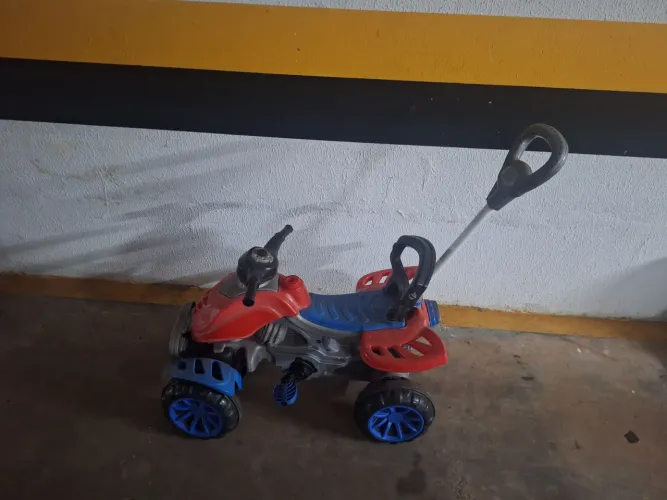 Carrinho quadriciclo de passeio infantil