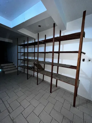 Estrutura de prateleira de madeira
