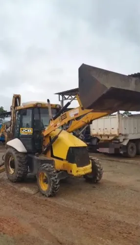 Retroescavadeira JCB 3C 4x2 cabinada