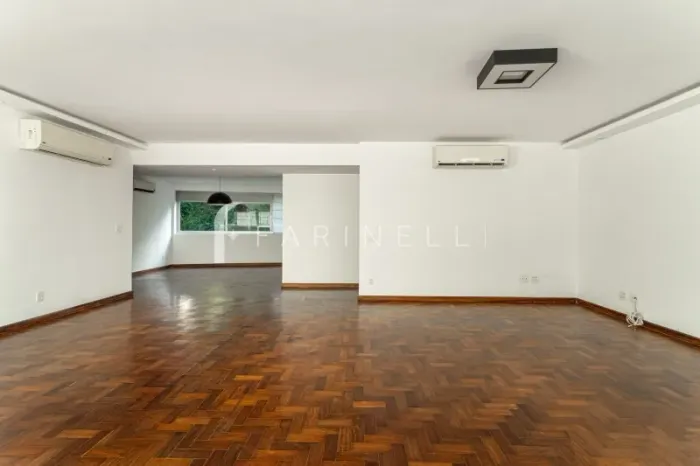 Apartamento pertinho da Lagoa com vista para copa das árvores e parcial Lagoa.