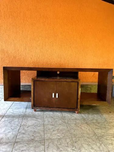 Rack Retrô de Madeira com Armário e Nichos Laterais